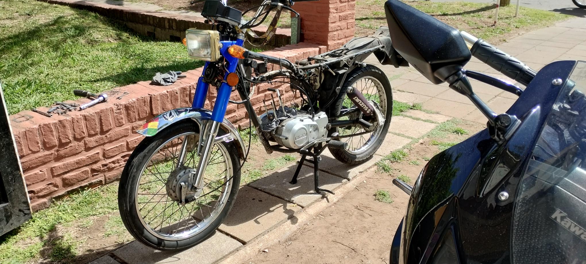 Suzuki Ax 100